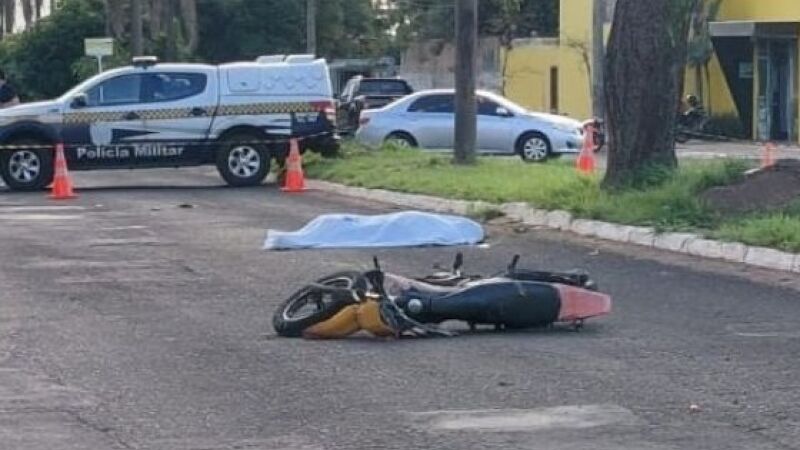 Motocicleta ficou caída na pista após acidente que matou homem de 38 anos na Avenida Manoel da Costa Lima, em Campo Grande.