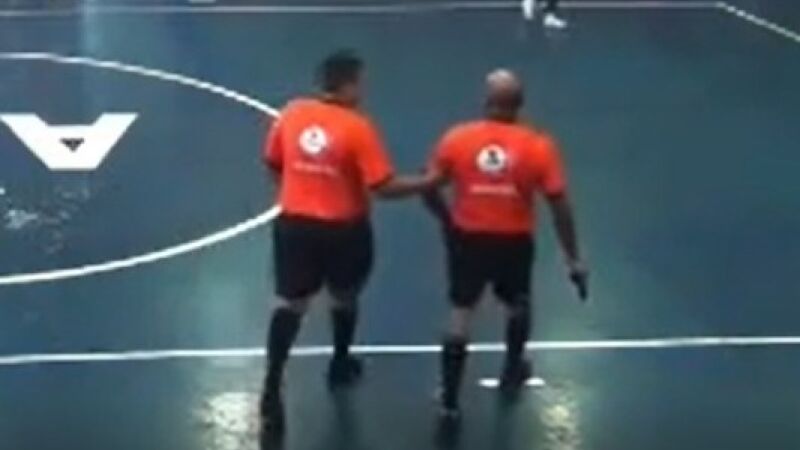 Árbitro aparece armado em quadra depois de confusão com torcedor