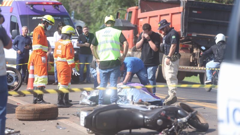 Acidente envolvendo duas motocicletas e uma caminhonete deixou um homem morto e outro gravemente ferido na manhã desta segunda-feira, em Campo Grande.
