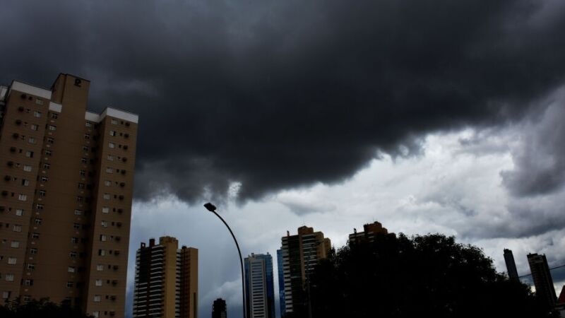 Tempo fechado em Campo Grande em registro de arquivo; Capital está sob alerta para tempestades.