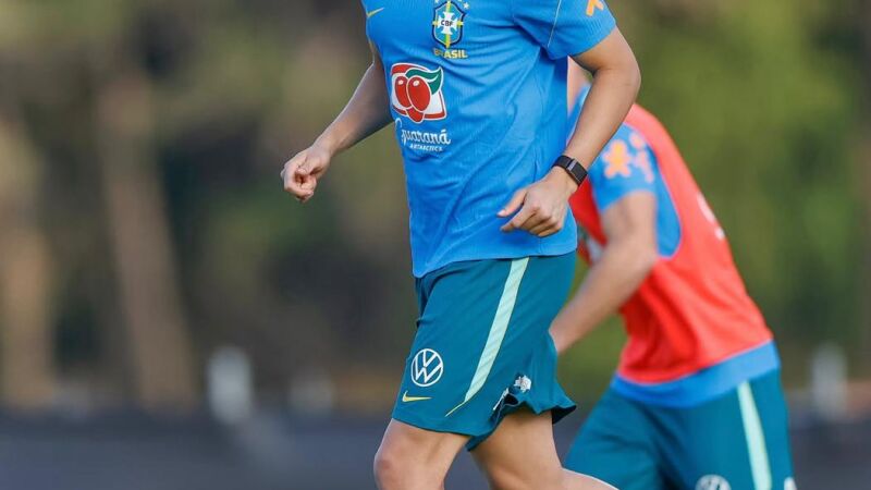 Arthur Dias em treino da Seleção Brasileira 