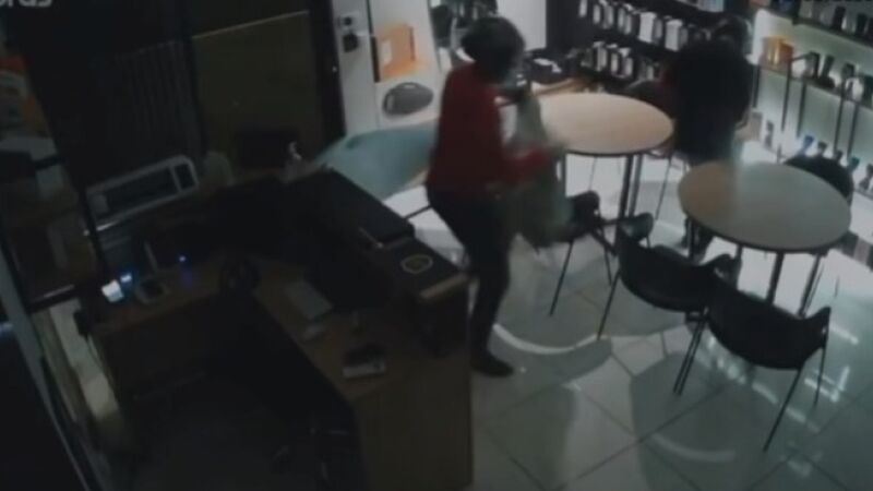 Câmera de segurança flagrou dupla dentro da loja durante furto de celulares em Costa Rica.