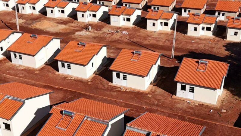Imagem de empreendimento habitacional em Dourados; novo projeto prevê a construção de 32 moradias no Jardim Márcia.