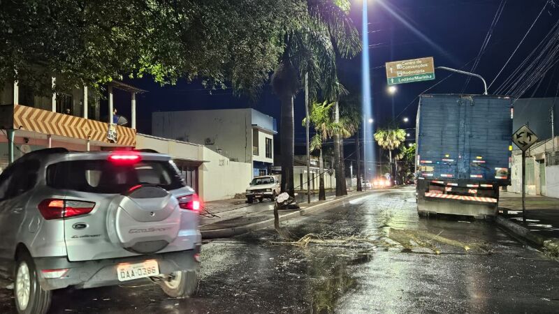 Chuva e ventania deixaram galhos espalhados pelas ruas e provocaram transtornos em Corumbá na tarde desta terça-feira (29).