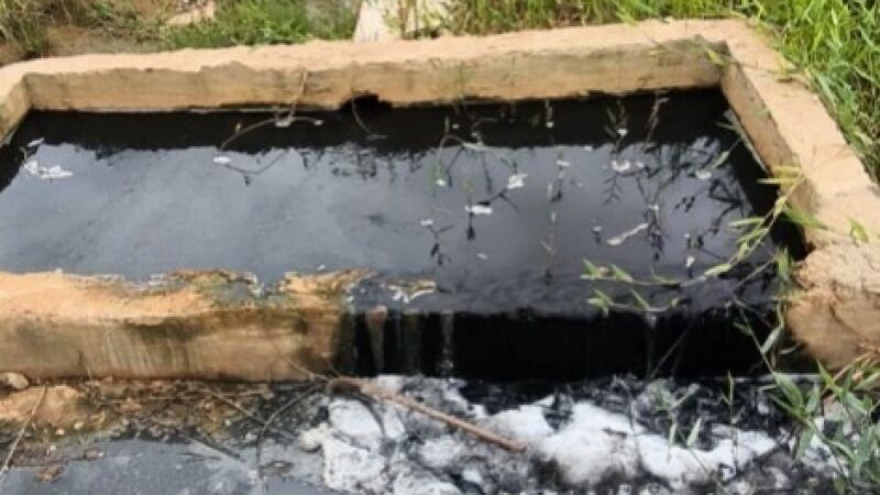 Imagem anexada ao procedimento mostra líquido escuro e espuma em estrutura de escoamento investigada em Mundo Novo.