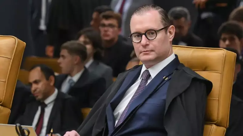 Cristiano Zanin alega que André Mendonça liberou somente parte dos arquivos, uma vez que estaria tentando proteger determinado grupo político
