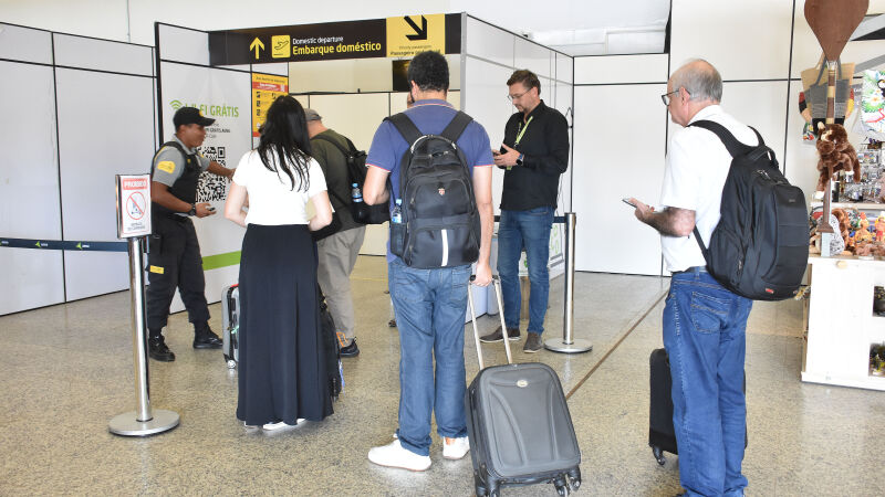 Passageiros embarcando no Aeroporto de CGR