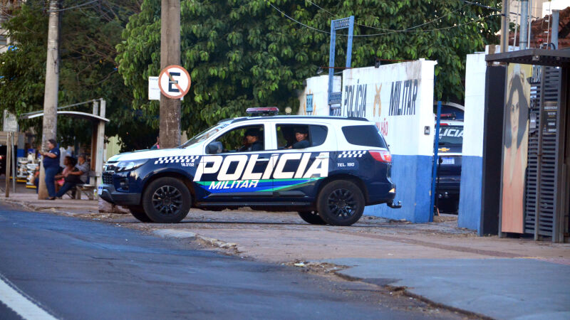Viatura saindo de Batalhão da Polícia Militar