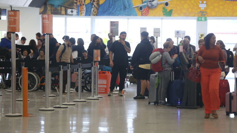 Aeroporto de Campo Grande lotado de passageiros