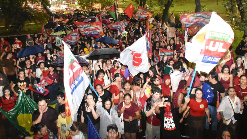 Centenas de estudantes e profissionais da educação participaram de manifestação em Campo Grande