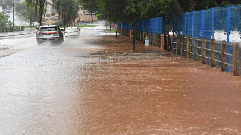 Lago do Amor transbordou mais uma vez na chuva de quinta-feira (15)