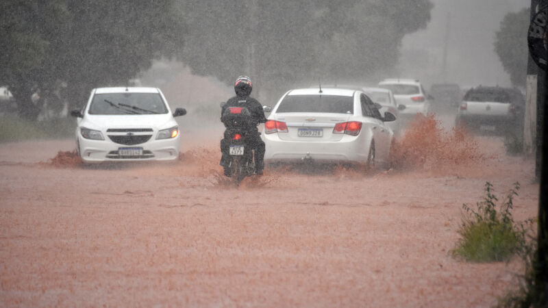 Ruas viraram verdadeiros rios durante a chuva de quinta-feira, em Campo Grande; acumulado do mês chega perto dos 300 mm