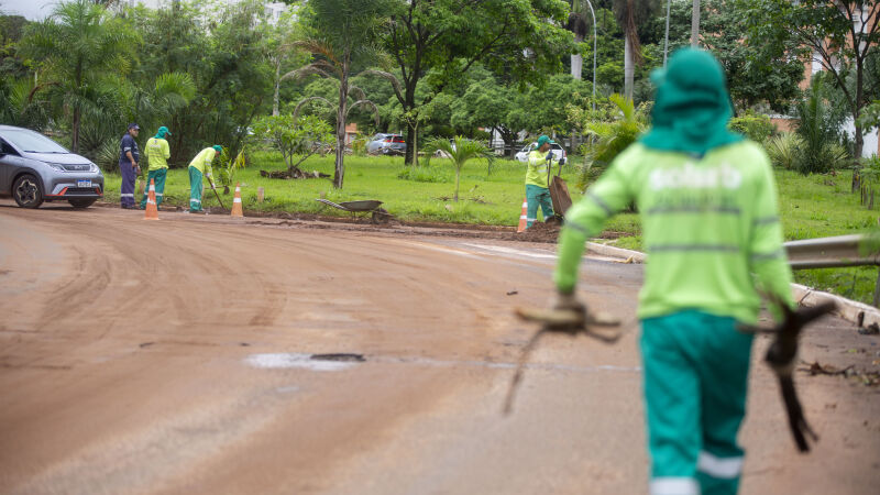 Funcionários da Solurb limpando a sujeira deixada pela chuva
