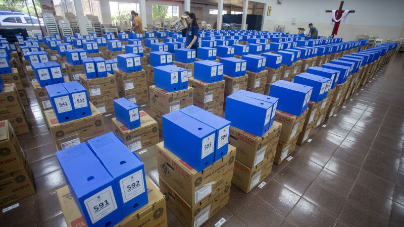 Urnas eletrônicas em depósito, prontas para serem entregues