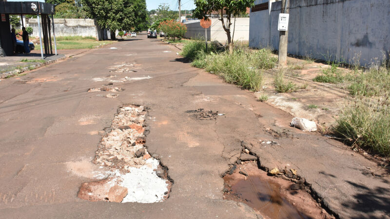 Rua do Bairro Guanandi está esburacada e moradores reclamam que situação perdura por meses