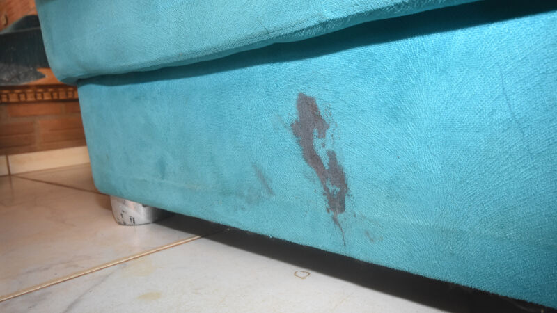 Sofá da casa ainda está com a mancha do sangue de Bruno