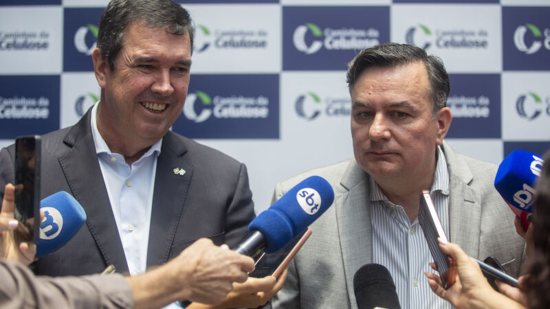 Da esquerda à direita, o governador de MS, Eduardo Riedel, e o presidente da Caminhos da Celulose, Luiza Fernando De Donno.