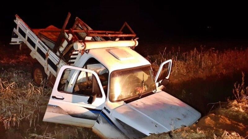 Caminhonete caiu em uma valeta durante uma caçada na região da Picadinha, em Dourados