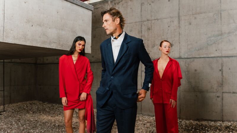 Arquitetura local inspira modelos de ternos, camisas, vestidos de seda, calças, capas e mais