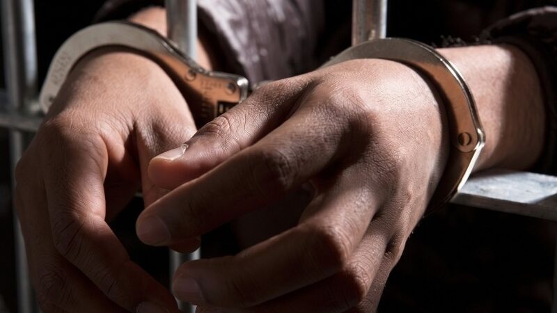 O réu foi condenado a 44 anos e 11 meses de reclusão pelo feminicídio, além de um ano de detenção pela posse irregular de arma de fogo