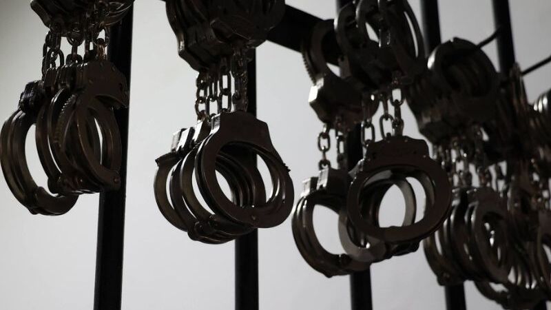 Criminosos tentaram acessar o cofre de uma agência bancária em Água Clara pelo telhado, mas fugiram após acionamento do sistema de segurança