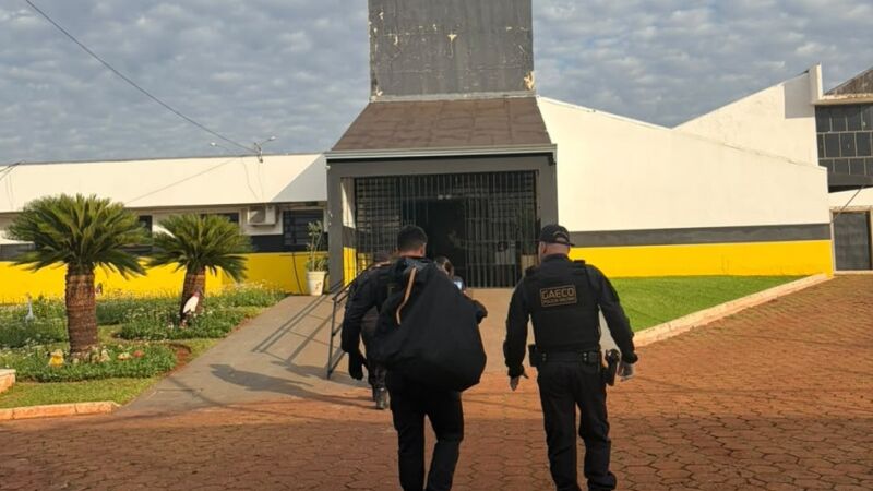 Policiais participam do cumprimento de mandados da Operação Colete de Troia em Mato Grosso do Sul