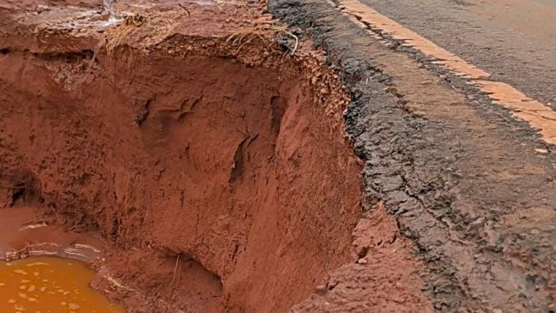 Fortes chuvas provocaram abertura de crateras em Ivinhema, comprometendo trecho urbano e área próxima à rodovia MS-141