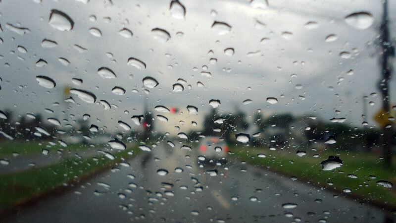  Chuva forte provocou queda brusca da temperatura em Campo Grande na manhã deste domingo (4)
