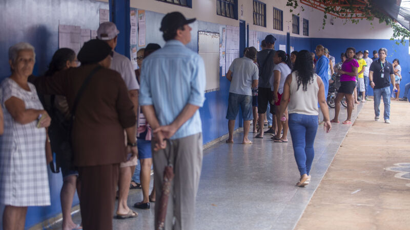 Eleitores em Campo Grande durante votação no último domingo (4)