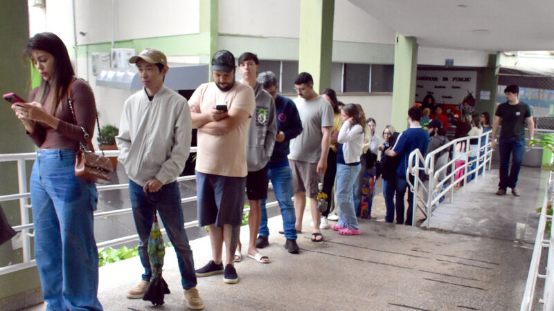 Eleitores em fila para votar nas eleições 2026, 1° turno