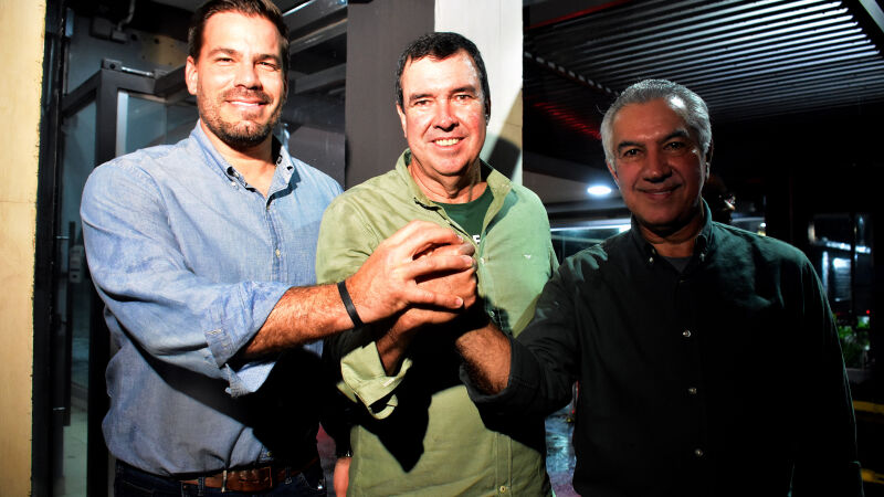 Reeleito governador de Mato Grosso do Sul, Eduardo Riedel fala à imprensa após a confirmação da vitória nas urnas neste domingo (4).