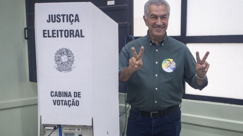 Reinaldo Azambuja votou na Escola Estadual Lúcia Martins Coelho