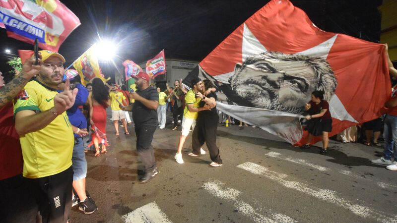 Eleitores de Lula comemoram a vitória em Campo Grande; na Capital, o presidente teve 39,2 mil votos a mais que no primeiro turno
