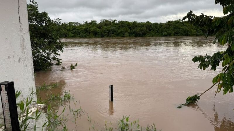 Nível do Rio Taquari continua subindo em Coxim e se aproxima da marca de emergência, estabelecida em 5 metros