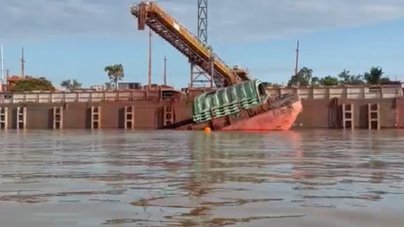 Barcaça carregada com minério de ferro afundou durante operação no Porto Gregório Curvo, em Corumbá