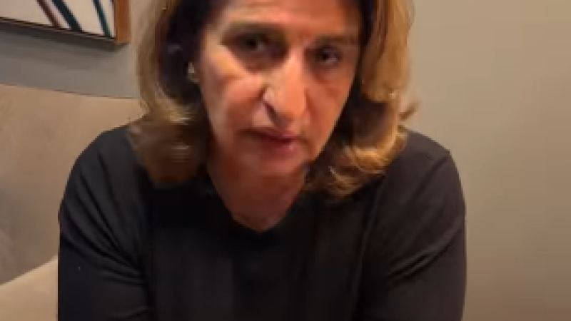 Bela Barros se retratando publicamente após dizer que demitiria petistas da empresa de sua família
