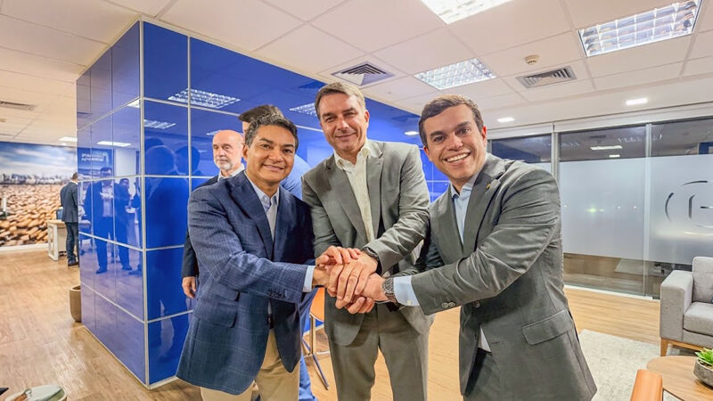 No centro, o senador Flávio Bolsonaro (PL-RJ), candidato à Presidência da República, recebe o apoio de Marcos Pereira, presidente nacional do partido (à esquerda), e de Beto Pereira, presidente estadual da sigla (à direita)