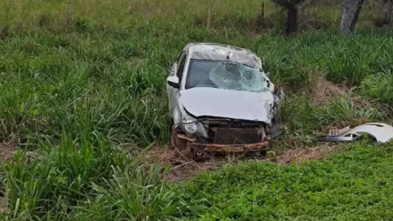 O carro ficou totalmente destruído do lado do motorista após colidir frontalmente com a carreta, na BR-163