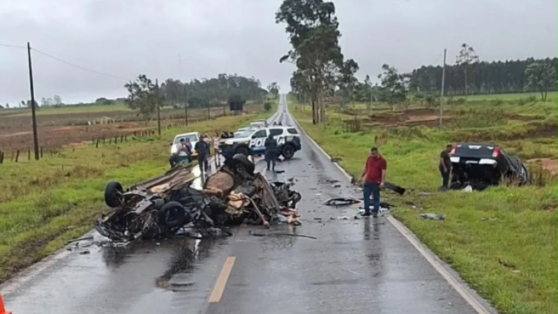  Carro ocupado por cinco pessoas ficou destruído após colisão frontal na MS-164, entre Ponta Porã e Nova Itamarati