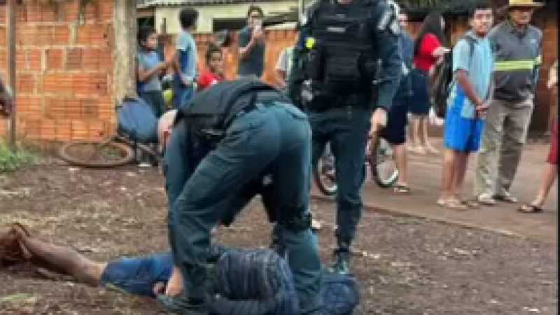 Polícia Militar prendeu o homem após ele e uma mulher trans venezuelana roubarem a conveniência no distrito 