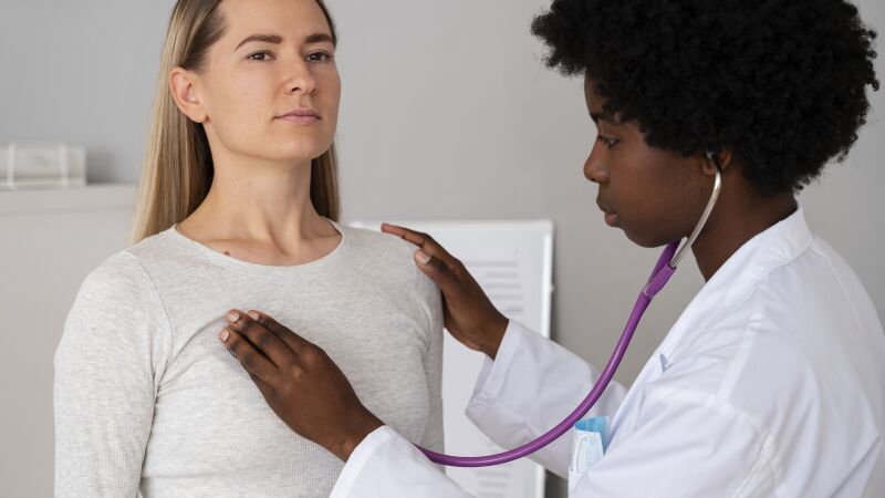 Outubro Rosa aparece como oportunidade para falar sobre importância do tratamento, prevenção e diagnóstico precoce, para que mulheres conheçam seu corpo