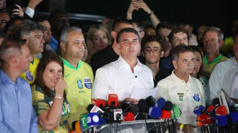 Senador Flávio Bolsonaro durante discurso após perder o pleito do último domingo (25)