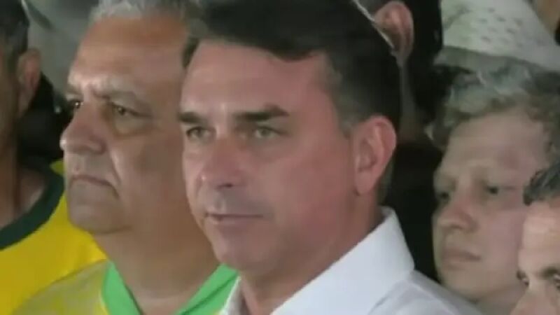 Flávio Bolsonaro disse que não irá aceitar a vitória de Lula
