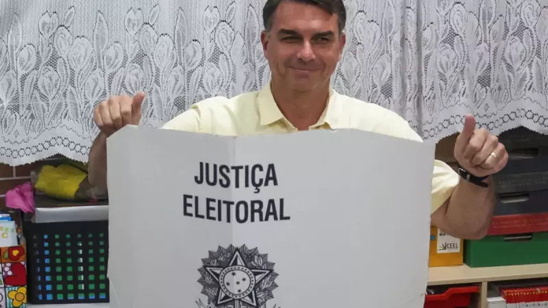 Flávio Bolsonaro votou em uma escola municipal da Vila Isabel, na zona norte do Rio logo no começo da manhã