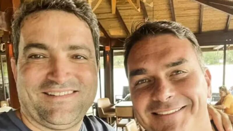 Willer Tomaz e Flávio Bolsonaro têm longo histórico de viagens em jatinhos para regiões turistias em diferentes países
