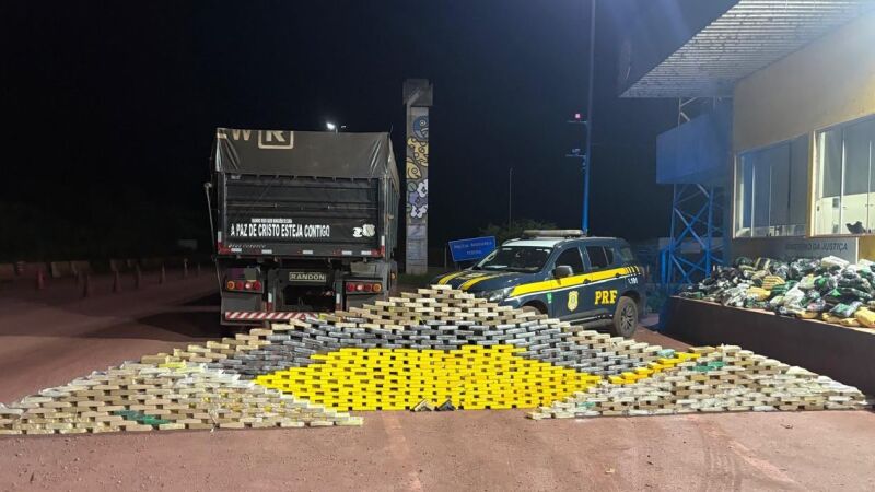 Drogas estavam escondidas em sacos pretos no compartimento de carga de um caminhão abordado pela PRF na BR-262