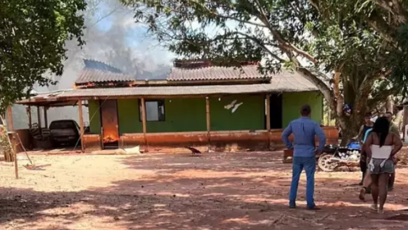 Casa pegando fogo, com duas mulheres mortas carbonizadas dentro