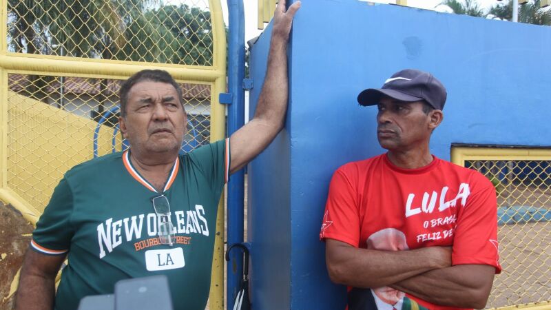 Desta vez, José Vilmar (de verde), que normalmente era o segundo a chegar à escola, chegou mais cedo que o jardineiro Paulo Sérgio