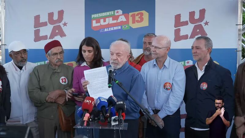 Lula afirmou que entregará ao TSE um ofício para abrir seus sigilos telefônico e bancário e os de seus cinco filhos