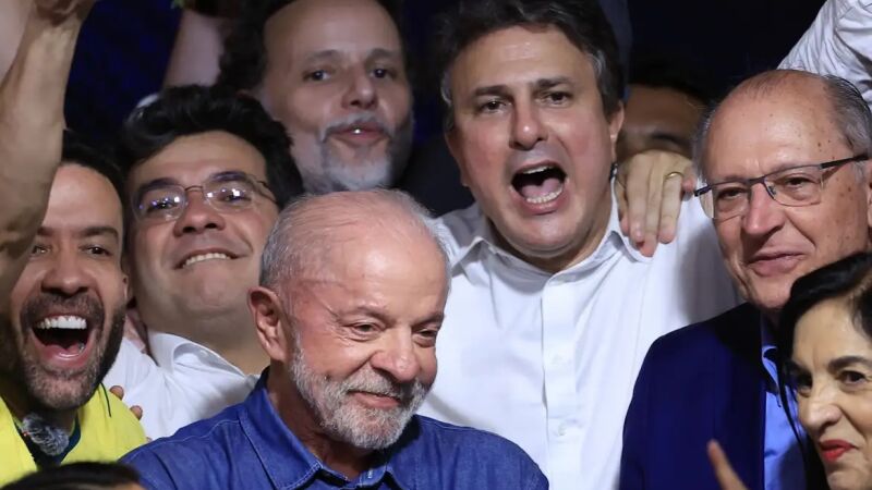 Presidente Lula, ao lado do vice, Alckmin, e apoiadores em sua primeira declaração após a reeleição